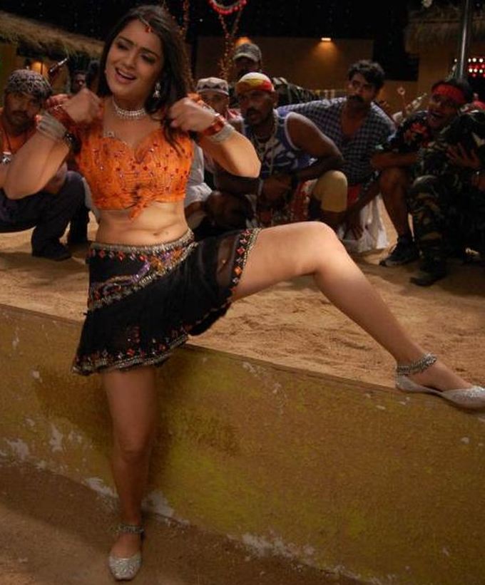 Nikita Thukral Hot
