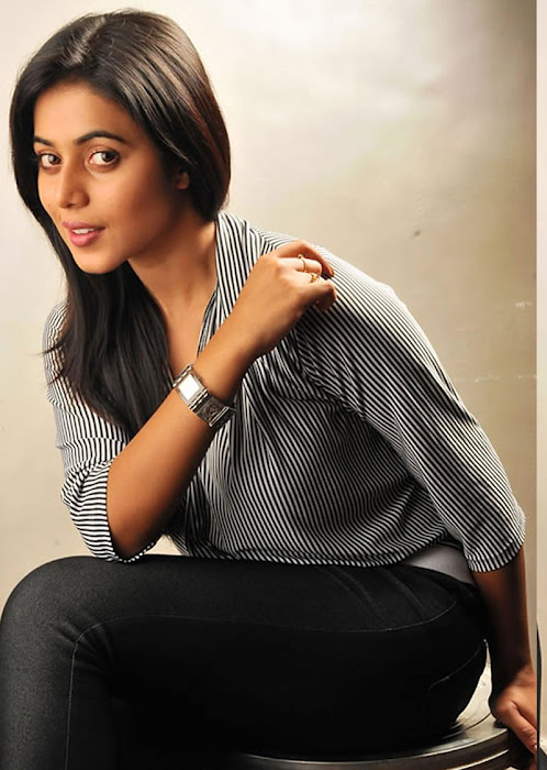 poorna in jeans actress pics