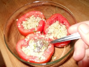 Rellenar la mitad de los tomates con la mezcla del pan.
