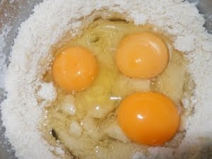 Añadir los huevos y hacer la masa.