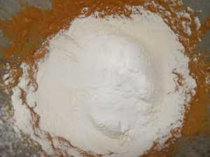 Mezclar harina, levadura y azúcar.