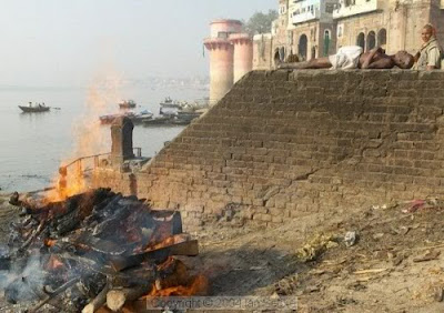 Sungai Gangga Di Penuhi Dengan Mayat Terapung 03adajugayangsiapbakar Sungai Gangga Di Penuhi Dengan Mayat Terapung