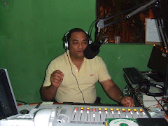 Pastor y periodista Samuel Santana en la radio