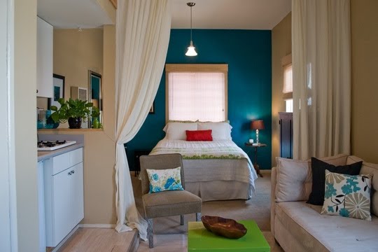 decoracao de cozinha e quarto juntos: pequena cozinha ganhou uma janela que liga o espaço à sala de jantar decoracao de cozinha e quarto juntos: pequena cozinha ganhou uma janela que liga o espaço à sala de jantar