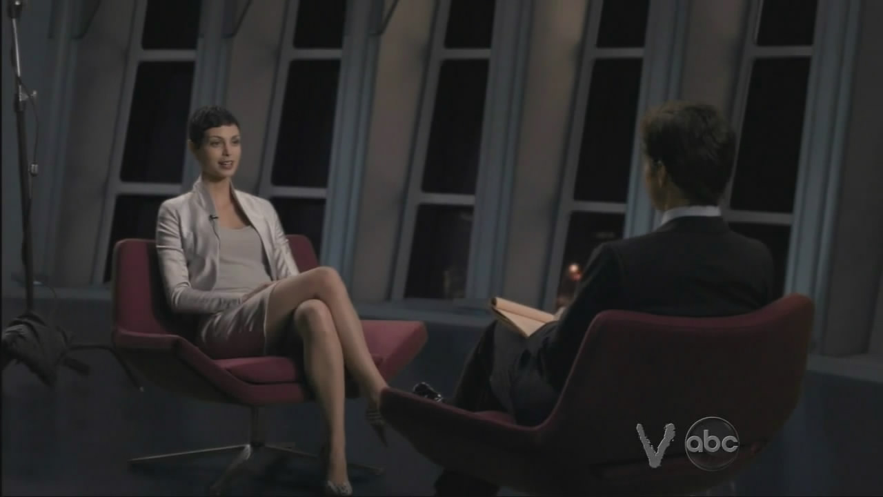 [V.2009.S01E01.720p.HDTV.X264-DIMENSION.mkv_snapshot_31.26_[2009.11.05_04.35.32].jpg]
