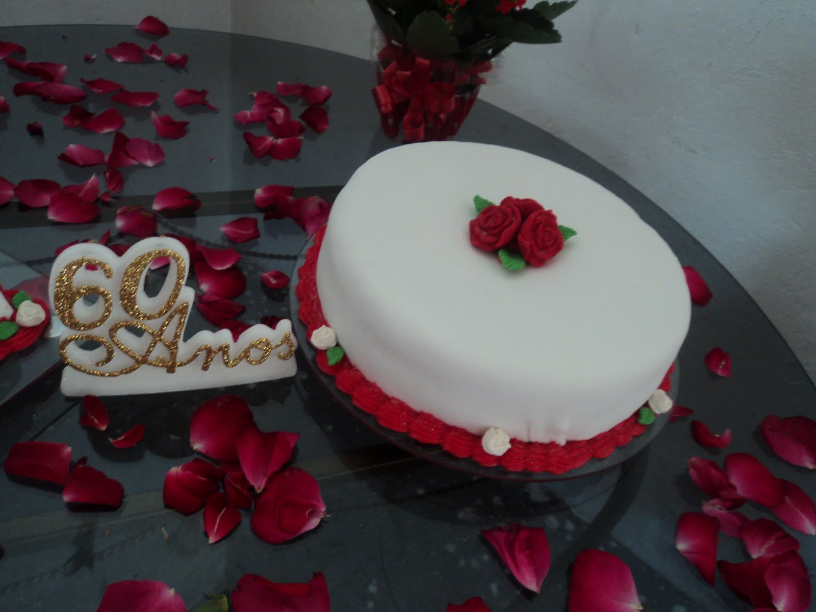 FABIANE BOLOS E DOCES Bolo Pasta Americana Vermelho e Branco