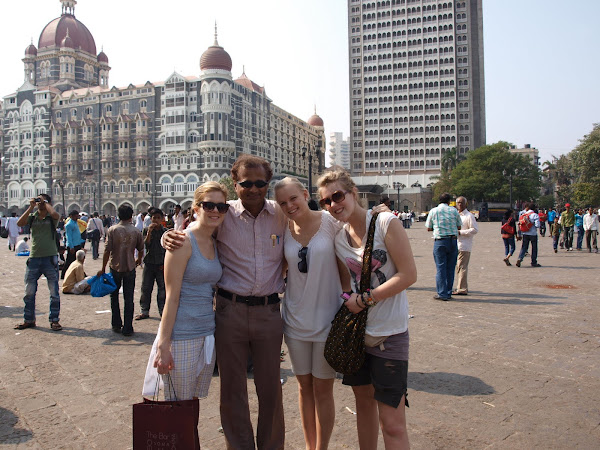 Foran Taj hotellet i Mumbai, sammen med Guiden.
