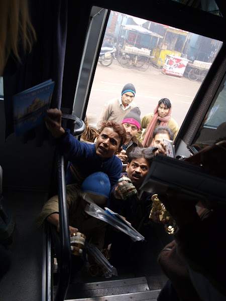 Selgere i Agra utenfor bussen