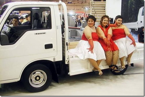SPG Mobil Sport Vs SPG Mobil Pengangkut SPG Mobil Sport Vs SPG Mobil Pengangkut