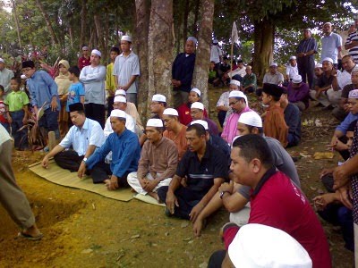 [diperkuburan.JPG]
