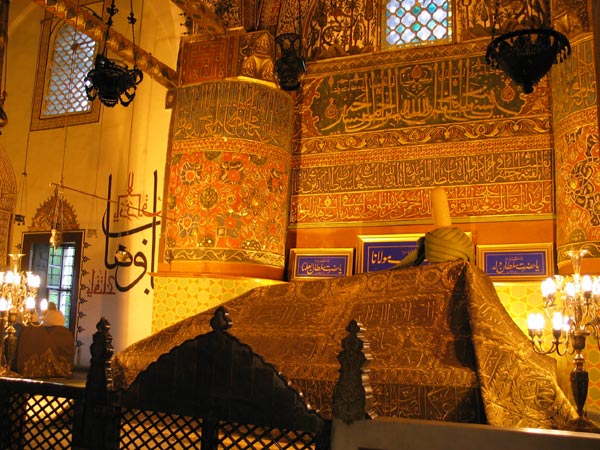 [web_konya_mevlana_tombeau.jpg]