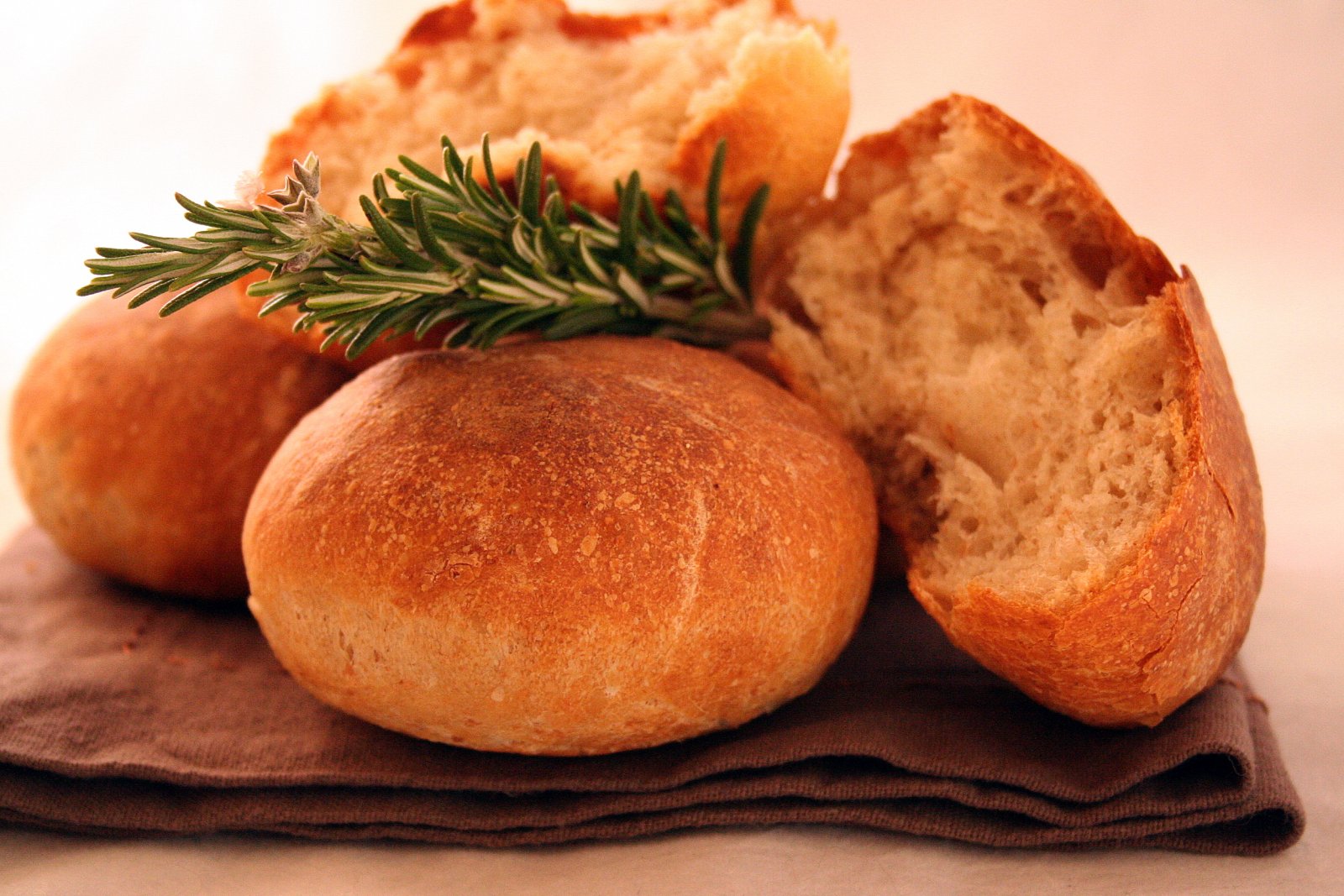 Senses in the kitchen Olive & rosemary bread rolls