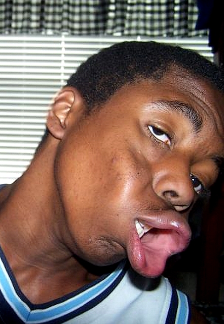 funny black people pictures. people kissing on