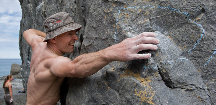 Tomasz Swinarski sends the low traverse of Split Apple Rock