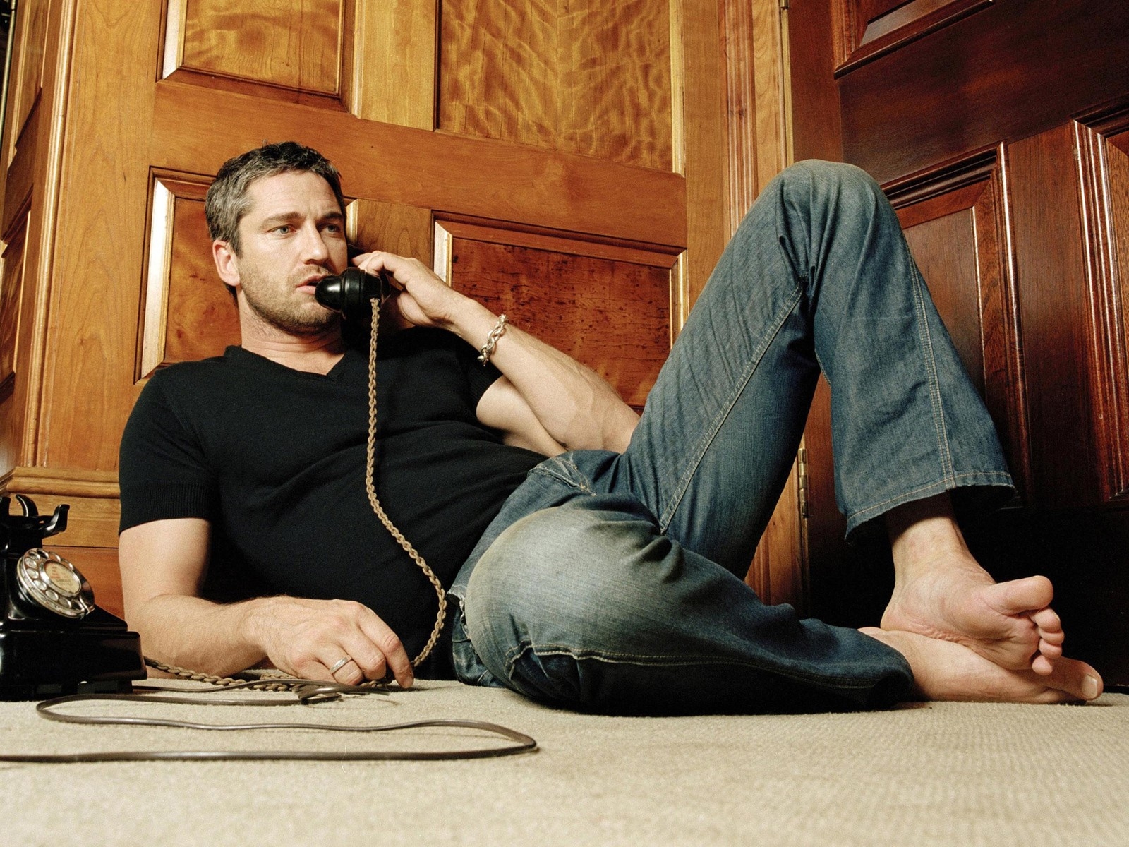 http://4.bp.blogspot.com/_awACeqK1Eg0/TOF-S9ZHy8I/AAAAAAAAVQE/H395M6zXNgA/s1600/wallpaper-di-gerard-butler-67090.jpg