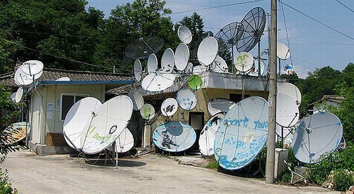 Antenas de TV em lugares diferentes