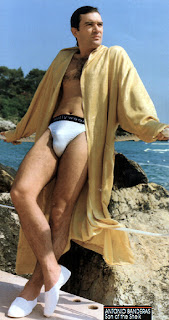 http://4.bp.blogspot.com/_b-BZD5zw_7c/R12X43Lxj8I/AAAAAAAAAow/bBVRCOgtX5M/s320/Banderas,+Antonio.jpg