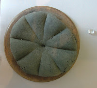 Antigua hogaza de pan romana encontrada en Pompeya. Museo Arqueológico Nacional de Nápoles, Italia.