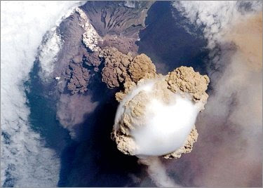 Angkasawan rakam gunung meletus Angkasawan rakam gunung meletus