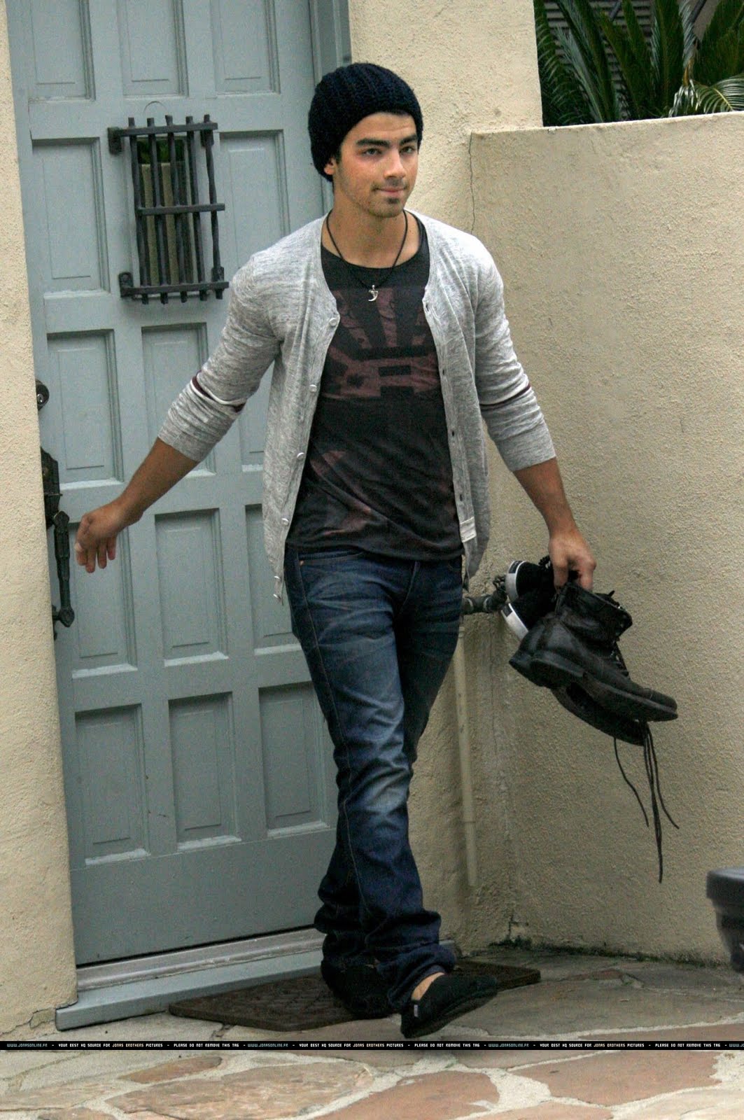 The Jonas Blog: Joe saliendo de su casa.