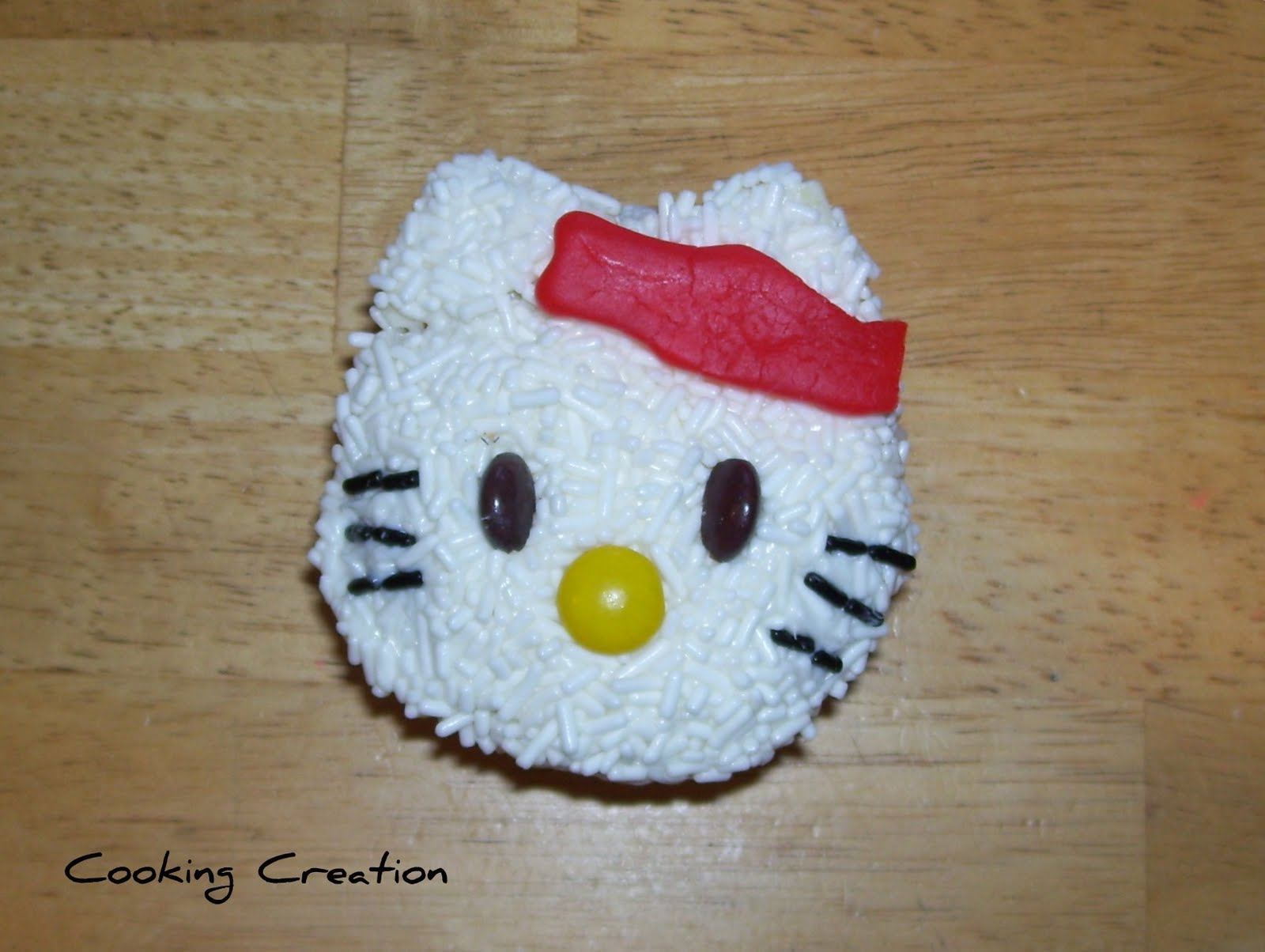 How to make Hello Kitty cupcakes without a mold or a cutter (6 mins) 