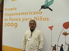 El Niño en su Casa del Árbol de la Vida en Asturias