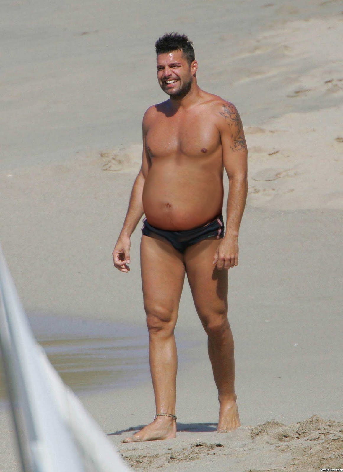http://4.bp.blogspot.com/_b5UbUVvOm1E/TCGq5--ZsdI/AAAAAAAABWA/XMkPCBDtFU8/s1600/ricky+martin+embarazado.jpg