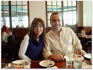 Con Moni en el buffet, calculen $8 por persona sin bebida