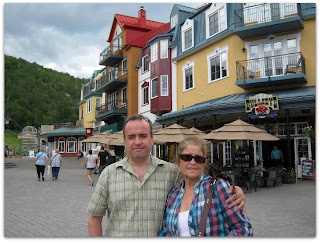 Con mamá y los edificios coloridos típicos del pueblito.