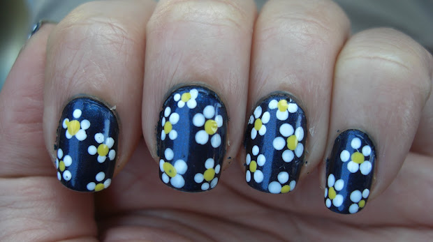 polish molish daisy nail art