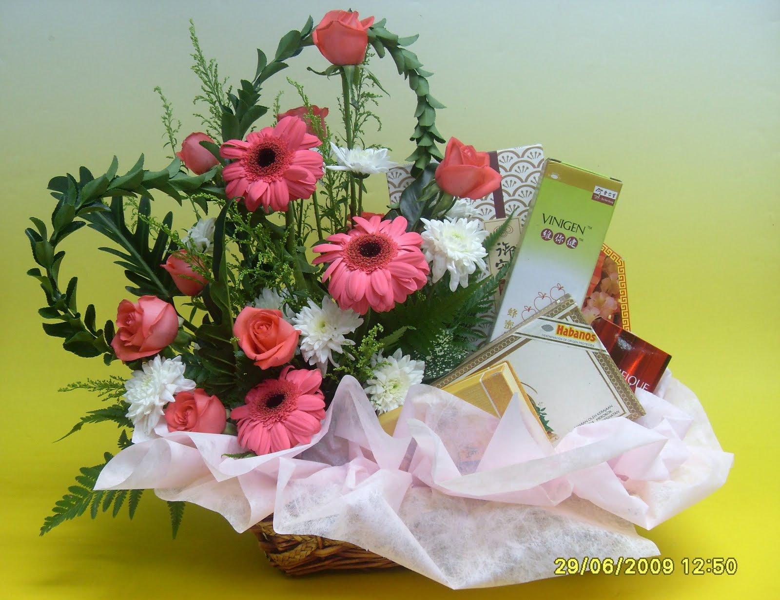 .. Fresh Flower Gifts Basket for Loved Ones