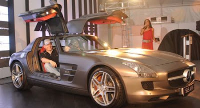 http://4.bp.blogspot.com/_bCh-gAJte7Y/TEF9GzcNh_I/AAAAAAAANc0/ywwTWFKvDsA/s400/Mercedes+launches+super+sports+car.jpg