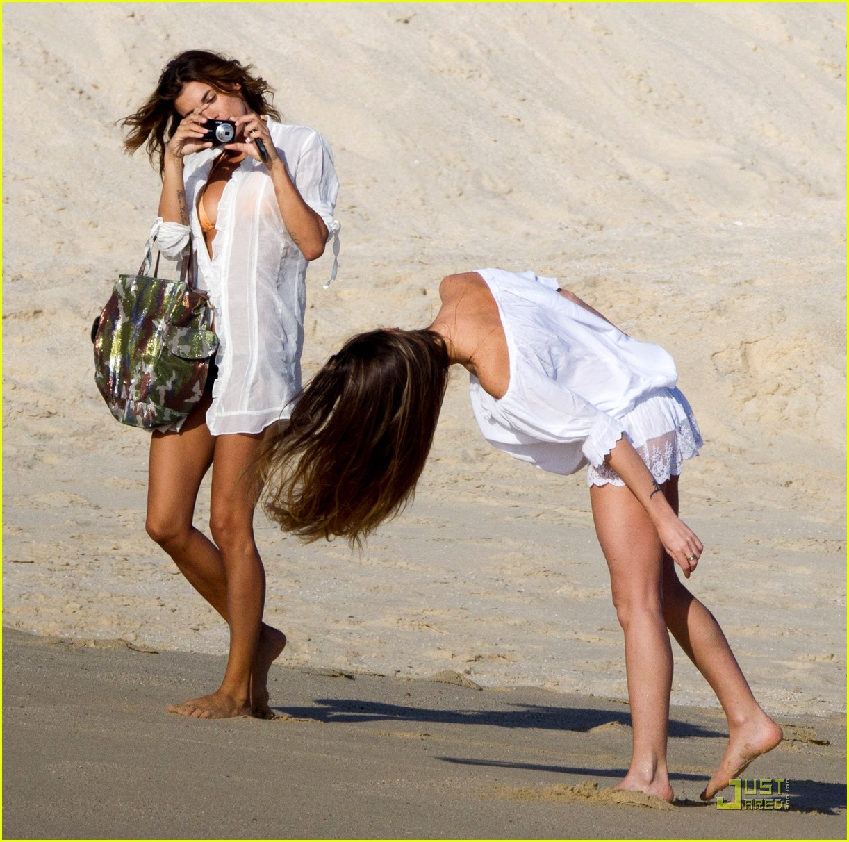 http://4.bp.blogspot.com/_bCh-gAJte7Y/TRmy8CF8spI/AAAAAAAAW0E/cisddeNxoKg/s1600/Elisabetta%2BCanalis%2BHits%2Bthe%2BBeach%2BPics5.jpg