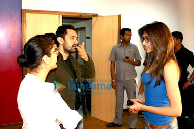 Deepika meets Aamir Khan at Dhobi Ghat Promotions Pics