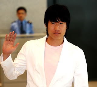 Park Ji-sung arrives back home