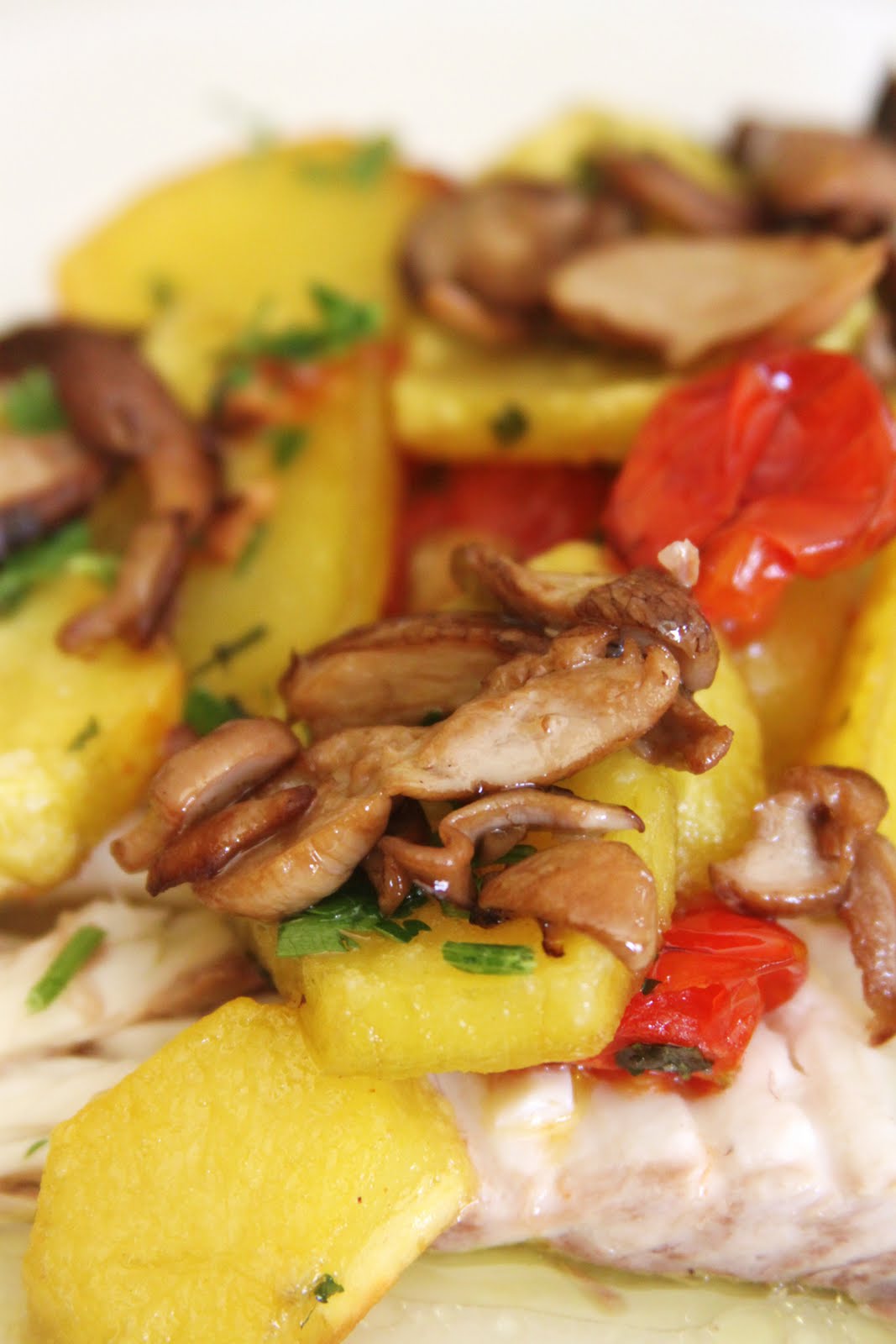 La Cuoca Avvenente Orata al Forno con Patate, Pomodorini e Funghi
