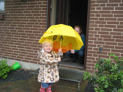 På vej i dagpleje - Maja er meget glad for hendes dagpleje og ikke mindst hendes nye paraply