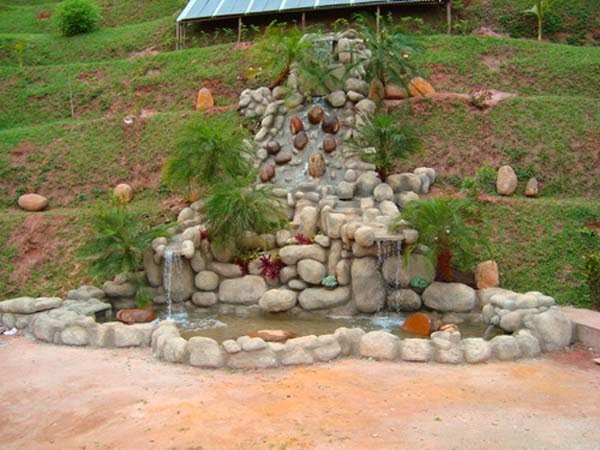 cascata artesanal em pedras naturais