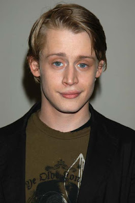 macaulay culkin barefoot pictures