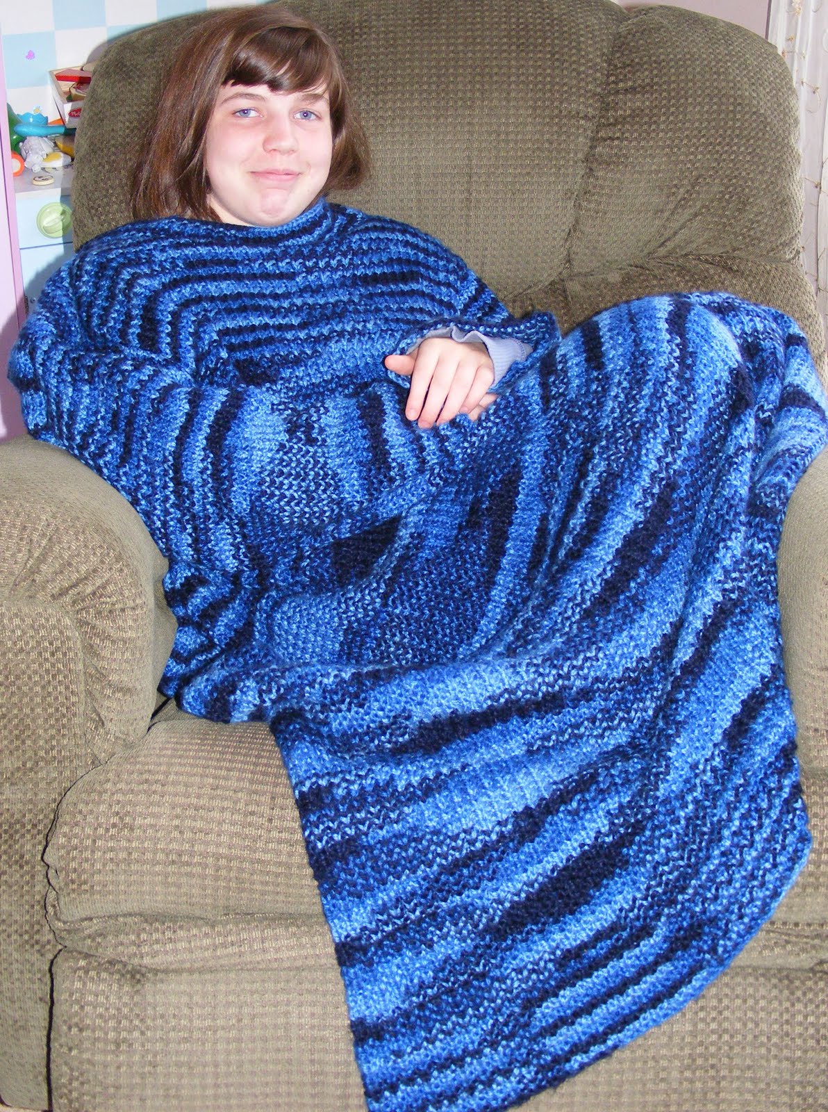 Ten kids and a Dog Amy's handknit snuggie is complete!!