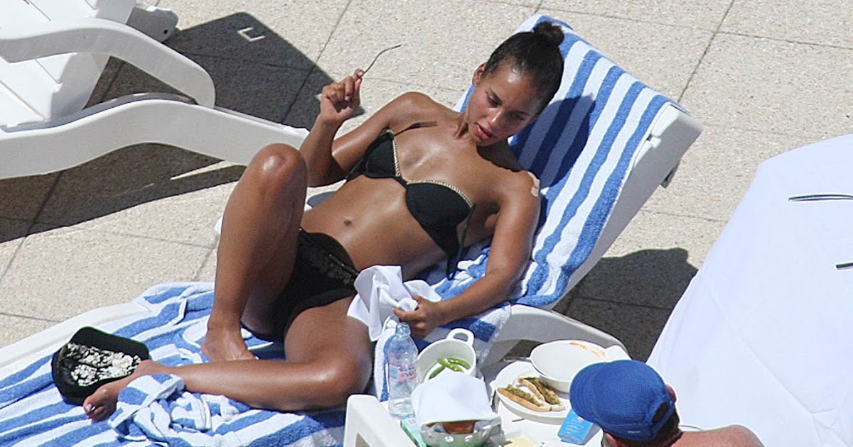 Alicia Keys Bikini Photo 12