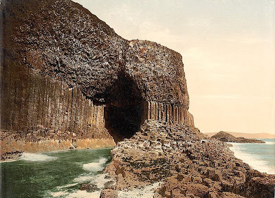 Une photo de l'écossaise grotte de Fingal et ses coulées basaltiques, du début du XXème siècle