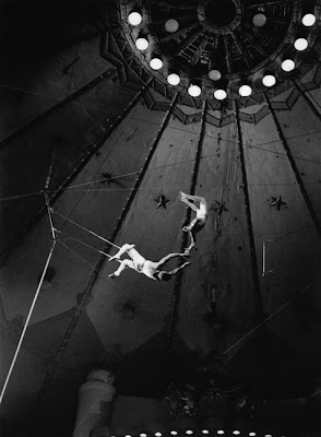 Une photo de Raymond Voinquel, sans doute lors du tournage du film de Reed,'Trapèze', en 1955