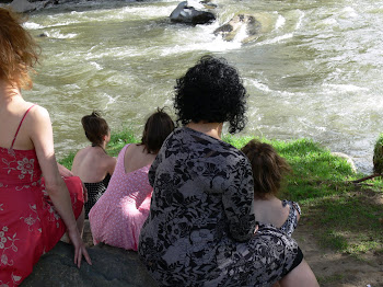 Mujeres al borde del rio