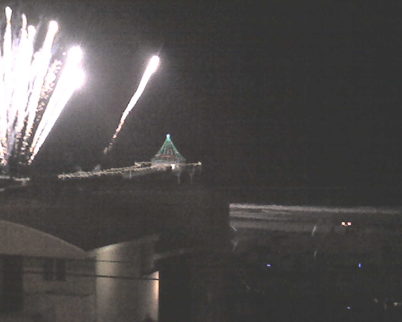 [10_fireworks+at+the+beach.jpg]