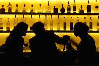 Pessoas conversando num bar