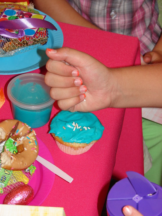 SUPER PARTY GAMES Cupcake decorating activity