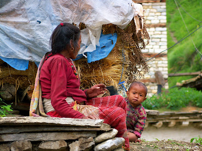 Niño y madre en Jumla, Nepal