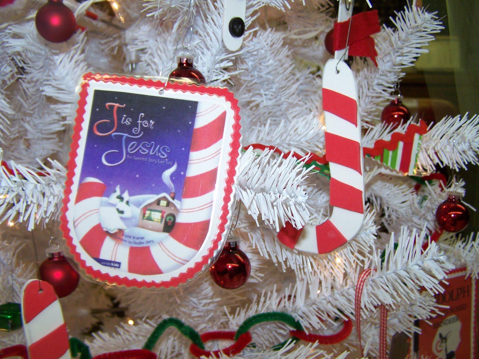 A Day of Wonders Storybook Christmas Tree