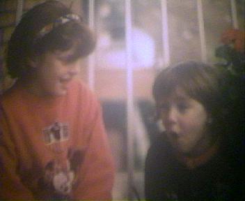 yo de pequee:) con mi hermanaa